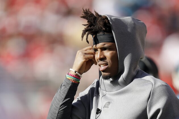 ARCHIVO - En esta fotografÃ­a del 27 de octubre de 2019, el quarterback de los Panthers de Carolina Cam Newton en la banca durante la segunda mitad del partido de la NFL contra los 49ers de San Francisco, en Santa Clara, California. (AP Foto/Ben Margot, Archivo)