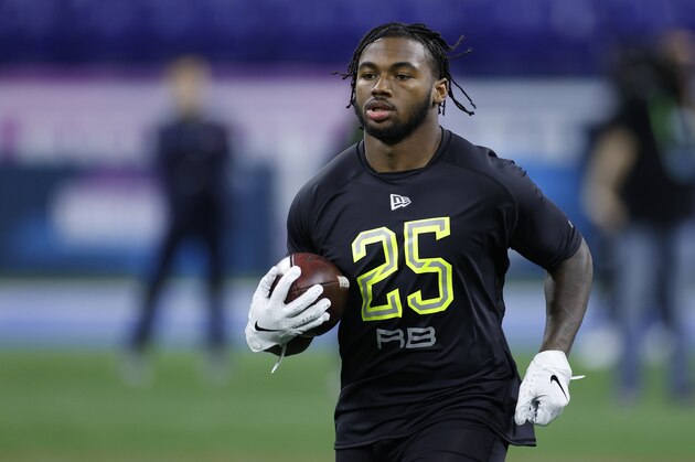 INDIANAPOLIS, IN - FEBRUARY 28: Running back D'Andre Swift of Georgia runs a drill during the NFL Combine at Lucas Oil Stadium on February 28, 2020 in Indianapolis, Indiana. (Photo by Joe Robbins/Getty Images)