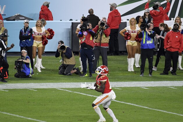 MIAMI, FLORIDA - FEBRUARY 02: Tyreek Hill #10 of the Kansas City Chiefs returns a punt against the San Francisco 49ers in Super Bowl LIV at Hard Rock Stadium on February 02, 2020 in Miami, Florida. The Chiefs won the game 31-20. (Photo by Focus on Sport/Getty Images)