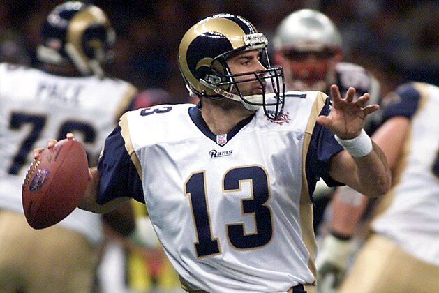 St. Louis Rams quarterback Kurt Warner looks for a receiver during first half action 03 February, 2002, of Super Bowl XXXVI in New Orleans, Louisiana. The St. Louis Rams and the New England Patriots are playing for the NFL championship. AFP PHOTO/Jeff HAYNES (Photo by JEFF HAYNES / AFP)        (Photo credit should read JEFF HAYNES/AFP via Getty Images)