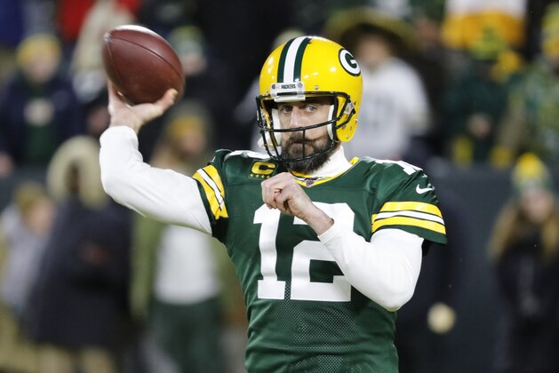 Aaron Rodgers, quarterback de los Packers de Green Bay, calienta antes del encuentro divisional de playoffs ante los Seahawks de Seattle, el domingo 12 de enero de 2020. (AP Foto/Mike Roemer)