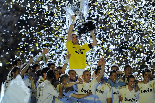 MADRID, SPAIN - MAY 13:  Iker Casillas of Real Madrid CF holds up the La Liga trophy as he celebrates with team-mates after the La Liga match between Real Madrid CF and RCD Mallorca at Estadio Santiago Bernabeu on May 13, 2012 in Madrid, Spain.  (Photo by Denis Doyle/Getty Images)
