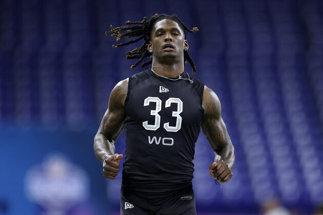 INDIANAPOLIS, IN - FEBRUARY 27: Wide receiver CeeDee Lamb of Oklahoma runs the 40-yard dash during the NFL Scouting Combine at Lucas Oil Stadium on February 27, 2020 in Indianapolis, Indiana. (Photo by Joe Robbins/Getty Images) INDIANAPOLIS, IN - FEBRUARY 27: Wide receiver CeeDee Lamb of Oklahoma runs the 40-yard dash during the NFL Scouting Combine at Lucas Oil Stadium on February 27, 2020 in Indianapolis, Indiana. (Photo by Joe Robbins/Getty Images)
