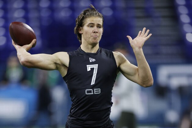 INDIANAPOLIS, IN - FEBRUARY 27: Quarterback Justin Herbert of Oregon runs a passing drill during the NFL Scouting Combine at Lucas Oil Stadium on February 27, 2020 in Indianapolis, Indiana. (Photo by Joe Robbins/Getty Images)