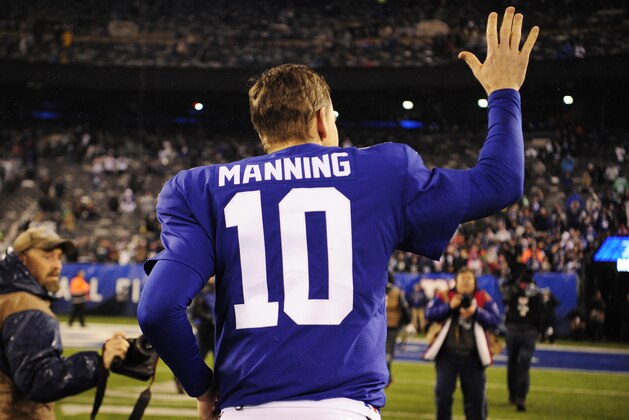 EAST RUTHERFORD, NEW JERSEY - DECEMBER 29: Eli Manning #10 of the New York Giants waves to fans while leaving the field after the second half of the game against the Philadelphia Eagles at MetLife Stadium on December 29, 2019 in East Rutherford, New Jersey. (Photo by Sarah Stier/Getty Images)