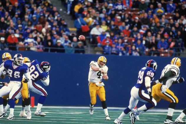 EAST RUTHERFORD, NJ - NOVEMBER 15:  Quarterback Brett Favre #4 of the Green Bay Packers throws a pass against the New York Giants on November 15, 1998 at Giatns Stadium in East Rutherford, New Jersey. Favre threw his 200th touchdown pass in this game. The Packers defeated the Giants 37-3. (Photo by Greg Crispl/Getty Images)