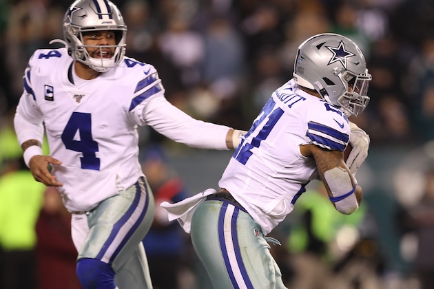 PHILADELPHIA, PENNSYLVANIA - DECEMBER 22: Dak Prescott #4 of the Dallas Cowboys looks to hand off the ball to Ezekiel Elliott #21 during the second half against the Philadelphia Eagles in the game at Lincoln Financial Field on December 22, 2019 in Philadelphia, Pennsylvania. (Photo by Patrick Smith/Getty Images)