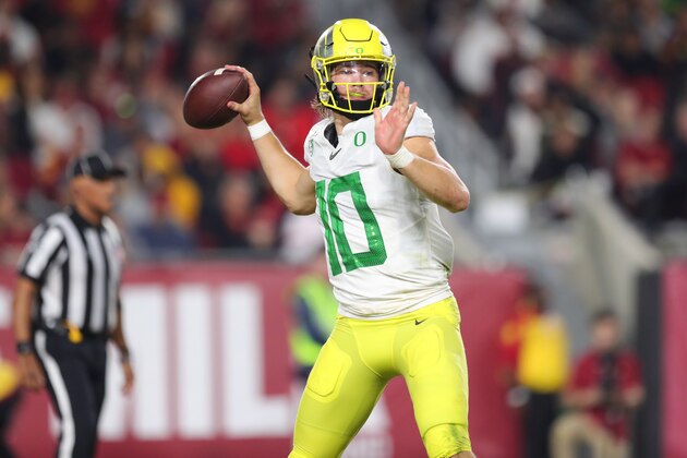 LOS ANGELES, CALIFORNIA - NOVEMBER 02:  Quarterback Justin Herbert #10 of the Oregon Ducks back to pass the ball against the USC Trojans at Los Angeles Memorial Coliseum on November 02, 2019 in Los Angeles, California. (Photo by Leon Bennett/Getty Images)