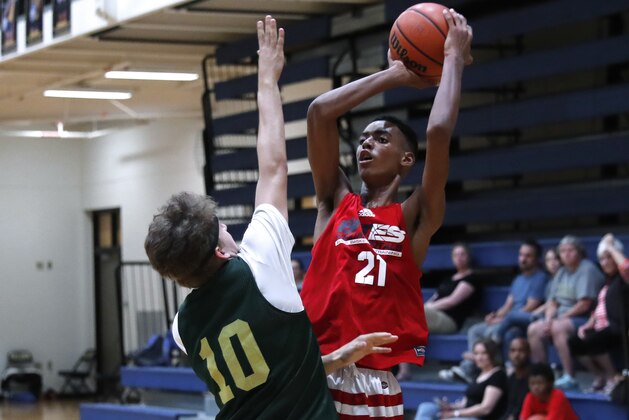 Emoni Bates plays against Howell High School during a fall league basketball game in Saline, Mich., Sunday, Oct. 8, 2017. (AP Photo/Paul Sancya)