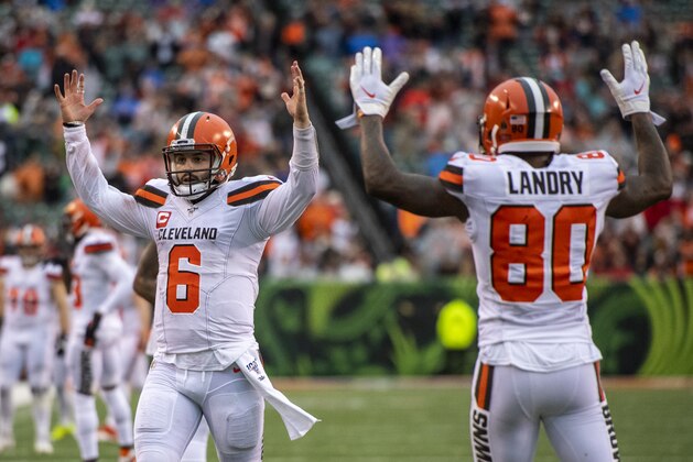 CINCINNATI, OH - DECEMBER 29: Baker Mayfield #6 and Jarvis Landry #80 of the Cleveland Browns signal for a touchdown after a catch by Odell Beckham Jr. in the fourth quarter of the game against the Cincinnati Bengals at Paul Brown Stadium on December 29, 2019 in Cincinnati, Ohio. (Photo by Bobby Ellis/Getty Images)