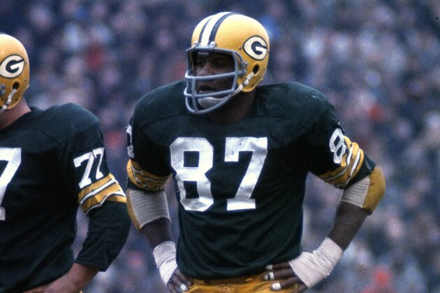 GREEN BAY, WI - CIRCA 1965:  Willie Davis #87 of the Green Bay Packers looks on during an NFL football game circa 1965 at Lambeau Field in Green Bay, Wisconsin. Davis played for the Packers from 1960-69. (Photo by Focus on Sport/Getty Images)