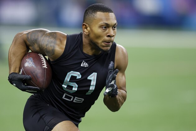 INDIANAPOLIS, IN - MARCH 01: Defensive back Antoine Winfield Jr. of Minnesota runs a drill during the NFL Combine at Lucas Oil Stadium on February 29, 2020 in Indianapolis, Indiana. (Photo by Joe Robbins/Getty Images)