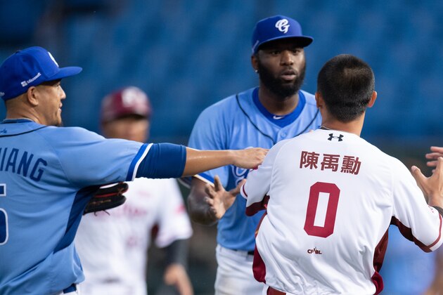 TAOYUAN, TAIWAN - APRIL 19: Pitcher Henry Sosa #44 of Fubon Guardians argue with team Rakuten Monkeys player Pitcher Yu Hsun Chen #0 of Rakuten Monkeys at the bottom of the 4 inning during the CPBL game between Rakuten Monkeys and Fubon Guardians at Taoyuan International Baseball Stadium on April 19, 2020 in Taoyuan, Taiwan. (Photo by Gene Wang/Getty Images)