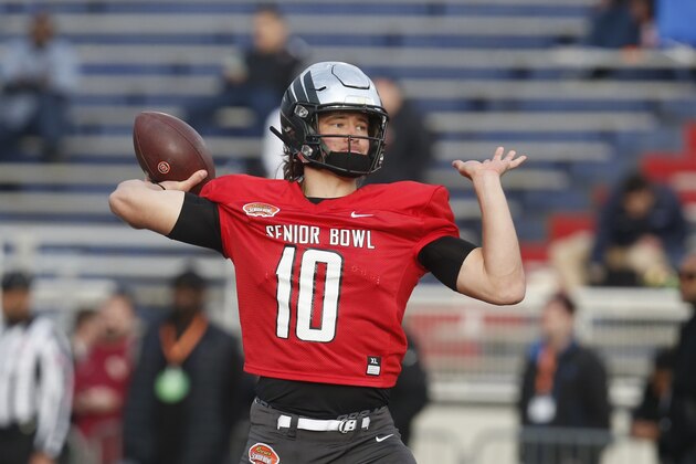 Oregon's Justin Herbert throws a pass as the South squad runs drills during practice for the Senior Bowl Wednesday, Jan. 22, 2020, in Mobile, Ala. (AP Photo/Butch Dill)