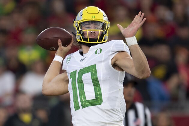 Oregon quarterback Justin Herbert throws a pass during the first half of an NCAA college football game against Southern California, Saturday, Nov. 2, 2019, in Los Angeles. (AP Photo/Kyusung Gong)