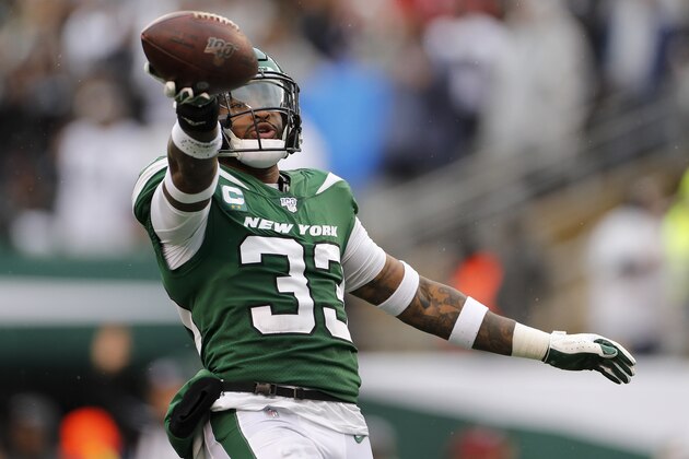 EAST RUTHERFORD, NEW JERSEY - NOVEMBER 24:   (NEW YORK DAILIES OUT)   Jamal Adams #33 of the New York Jets in action against the Oakland Raiders at MetLife Stadium on November 24, 2019 in East Rutherford, New Jersey. The Jets defeated the Raiders 34-3. (Photo by Jim McIsaac/Getty Images)