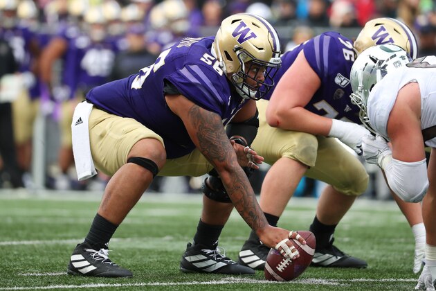SEATTLE, WASHINGTON - OCTOBER 19: Nick Harris #56 of the Washington Huskies lines up for play in the third quarter against the Oregon Ducks during their game at Husky Stadium on October 19, 2019 in Seattle, Washington. (Photo by Abbie Parr/Getty Images)