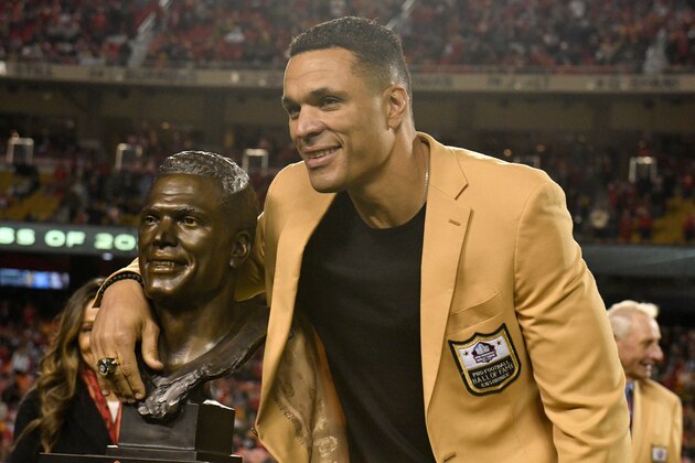Kansas City Chiefs' former tight Tony Gonzalez poses with his statue after he was inducted in the Chiefs' Hall of Fame, during a ceremony at halftime of an NFL football game between the Kansas City Chiefs and the Green Bay Packers in Kansas City, Mo., Sunday, Oct. 27, 2019. (AP Photo/Ed Zurga)