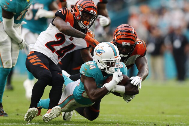 El cornerback Darius Phillips y el linebacker Germaine Pratt de los Bengals de Cincinnati intentan detener a receptor de los Dolphins de Miami Isaiah Ford en el tiempo extra del juego del domingo 22 de diciembre del 2019. (AP Photo/Brynn Anderson)