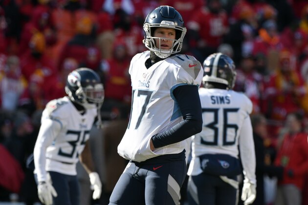 ARCHIVO - En imagen de archivo del 19 de enero de 2020, el quarterback Ryan Tannehill (17), de los Titans de Tennessee, se prepara para enfrentar a los Chiefs de Kansas City en el partido por el campeonato de la Conferencia Americana de la NFL, en Kansas City, Missouri. (AP Foto/Ed Zurga, archivo) ARCHIVO - En imagen de archivo del 19 de enero de 2020, el quarterback Ryan Tannehill (17), de los Titans de Tennessee, se prepara para enfrentar a los Chiefs de Kansas City en el partido por el campeonato de la Conferencia Americana de la NFL, en Kansas City, Missouri. (AP Foto/Ed Zurga, archivo)
