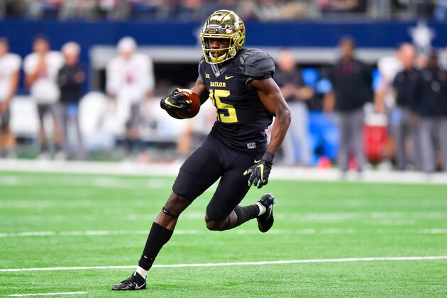 LUBBOCK, TX - NOVEMBER 11 : Denzel Mims #15 of the Baylor Bears finds open running room during the game against the Texas Tech Red Raiders on November 11, 2017 at  AT&T Stadium in Arlington, Texas. Texas Tech defeated Baylor 38-24. (Photo by John Weast/Getty Images)