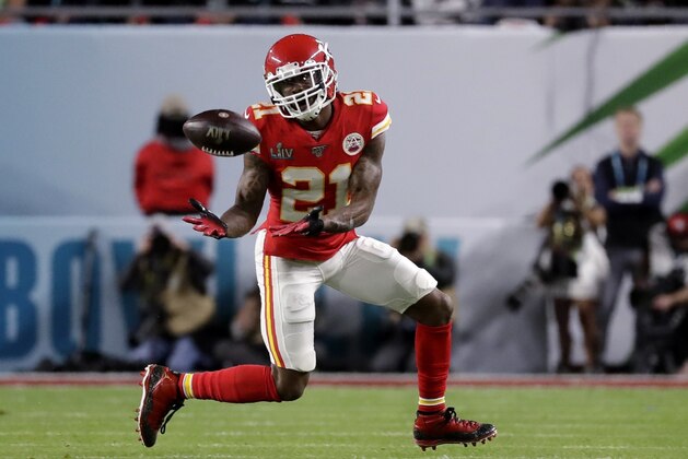 ARCHIVO - En esta foto de archivo del 2 de febrero de 2020, Bashaud Breeland, de los Chiefs de Kansas City, intercepta un pase en el Super Bowl ante los 49ers de San Francisco (AP Foto/Wilfredo Lee, archivo)