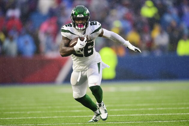 New York Jets running back Le'Veon Bell (26) during the first half of an NFL football game against the Buffalo Bills Sunday, Dec. 29, 2019 in Orchard Park, N.Y. (AP Photo/David Dermer)