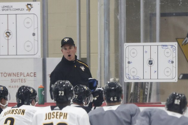 Pittsburgh Penguins coach Mike Sullivan, center, instructs the team on a drill during NHL hockey practice on the team's first day of training camp, Friday, Sept. 13, 2019, in Cranberry Township, Butler County, Pa. (AP Photo/Keith Srakocic)