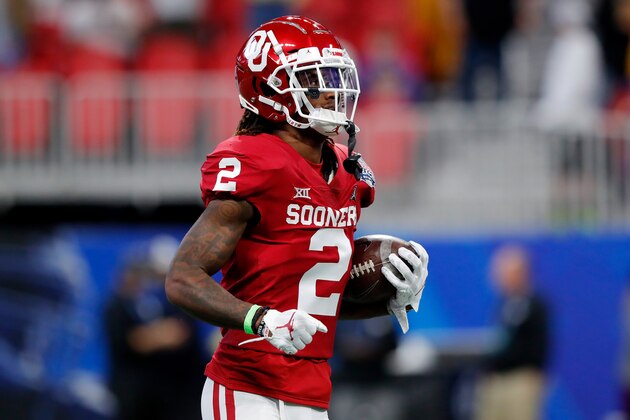 ATLANTA, GEORGIA - DECEMBER 28: Wide receiver CeeDee Lamb #2 of the Oklahoma Sooners warms up before the game against the LSU Tigers in the Chick-fil-A Peach Bowl at Mercedes-Benz Stadium on December 28, 2019 in Atlanta, Georgia. (Photo by Kevin C. Cox/Getty Images)