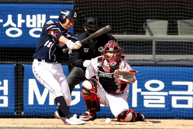 SEOUL, SOUTH KOREA - APRIL 21: (EDITORIAL USE ONLY) Chung Soo-bin of Doosan Bears bats during the preseason game between LG Twins and Doosan Bears at Jamsil Baseball Stadium on April 21, 2020 in Seoul, South Korea. The Korea Baseball Organization (KBO) open a preseason games Tuesday, with its 10 clubs scheduled to play four games each through April 27. The Korea Baseball Organization (KBO) announced Tuesday that the 2020 regular season, postponed from its March 28 start date due to the coronavirus outbreak, will begin May 5.  (Photo by Chung Sung-Jun/Getty Images)