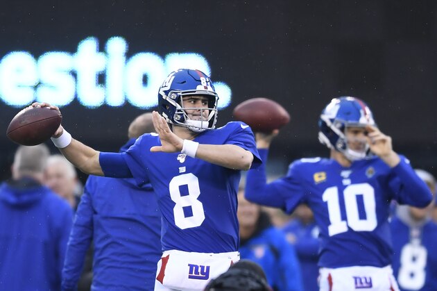EAST RUTHERFORD, NEW JERSEY - DECEMBER 29: Daniel Jones #8 of the New York Giants and Eli Manning #10 warm up prior to the game against the Philadelphia Eagles at MetLife Stadium on December 29, 2019 in East Rutherford, New Jersey. (Photo by Sarah Stier/Getty Images)