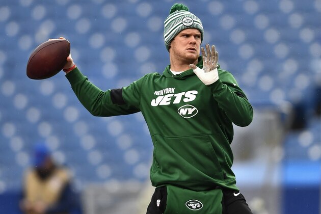 New York Jets quarterback Sam Darnold warms up before an NFL football game against the Buffalo Bills Sunday, Dec. 29, 2019, in Orchard Park, N.Y. (AP Photo/Adrian Kraus)