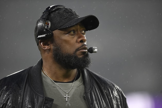 En foto de archivo del 29 de diciembre del 2019 el entrenador de los Steelers de Pittsburgh Mike Tomlin observa el juego ante los Ravens de Baltimore. El 31 de diciembre de 2019 el coach dijo que espera regresar a la normalidad en 2020 con el quarterback Ben Roethlisberger.(AP Photo/Gail Burton)