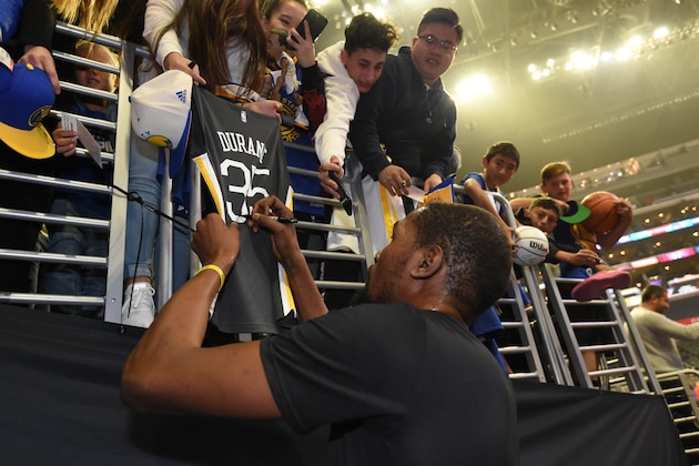 LOS ANGELES, CA - NOVEMBER 12:  Kevin Durant #35 of the Golden State Warriors signs an autograph for a fan after the game against the LA Clippers on November 12, 2018 at STAPLES Center in Los Angeles, California. NOTE TO USER: User expressly acknowledges and agrees that, by downloading and/or using this photograph, user is consenting to the terms and conditions of the Getty Images License Agreement. Mandatory Copyright Notice: Copyright 2018 NBAE (Photo by Andrew D. Bernstein/NBAE via Getty Images)