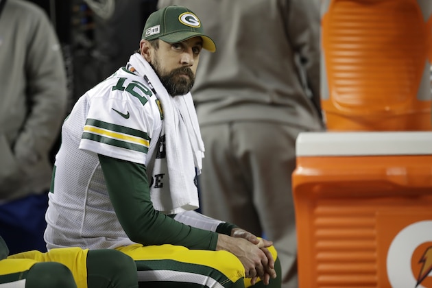 Aaron Rodgers, quarterback de los Packers de Green Bay, se sienta en el banquillo durante la segunda mitad de la final de la Conferencia Nacional ante los 49ers de San Francisco, el domingo 19 de enero de 2020, en Santa Clara, California (AP Foto/Ben Margot)