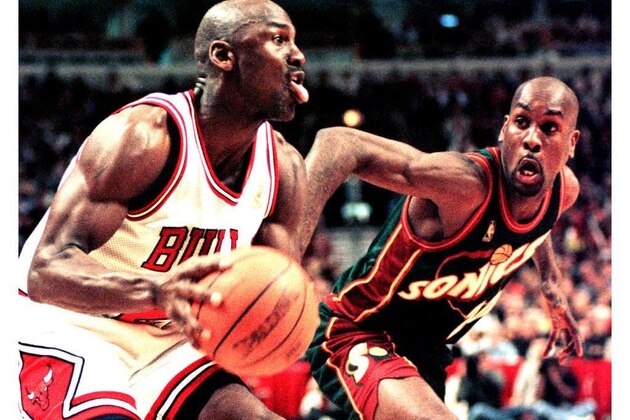 Michael Jordan of the Chicago Bulls (L) looks to make a basket as Seattle SuperSonics guard Gary Payton (R) defends in the fourth quarter of the 18 March game at the United Center in Chicago, Illinois. The Bulls defeated the Supersonics 89-87 in overtime. AFP Photo by Vincent LAFORET (Photo by VINCENT LAFORET / AFP)        (Photo credit should read VINCENT LAFORET/AFP via Getty Images)