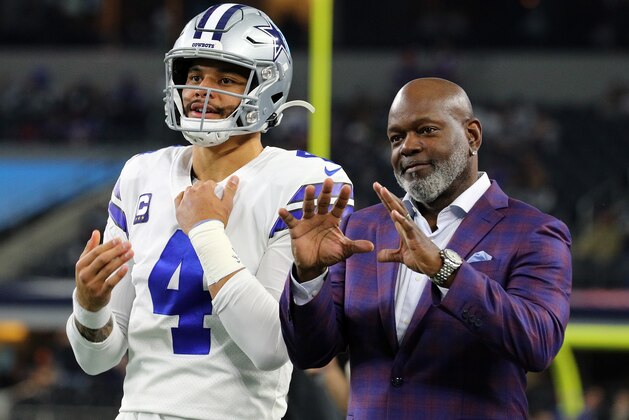 ARLINGTON, TEXAS - NOVEMBER 28: Dak Prescott #4 of the Dallas Cowboys waits for the ball with former Cowboys running back Emmitt SMith before the game against the Buffalo Bills at AT&T Stadium on November 28, 2019 in Arlington, Texas. (Photo by Richard Rodriguez/Getty Images)