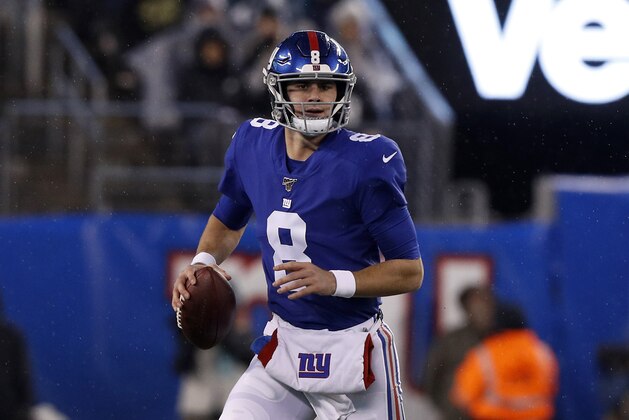 EAST RUTHERFORD, NEW JERSEY - DECEMBER 29:  (NEW YORK DAILIES OUT)   Daniel Jones #8 of the New York Giants in action against the Philadelphia Eagles at MetLife Stadium on December 29, 2019 in East Rutherford, New Jersey. The Eagles defeated the Giants 34-17. (Photo by Jim McIsaac/Getty Images)