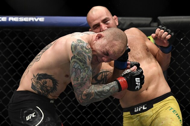 JACKSONVILLE, FLORIDA - MAY 13: Glover Teixeira (R) of Brazil fights Anthony Smith (L) of the United States in their Light Heavyweight bout during UFC Fight Night at VyStar Veterans Memorial Arena on May 13, 2020 in Jacksonville, Florida. (Photo by Douglas P. DeFelice/Getty Images) JACKSONVILLE, FLORIDA - MAY 13: Glover Teixeira (R) of Brazil fights Anthony Smith (L) of the United States in their Light Heavyweight bout during UFC Fight Night at VyStar Veterans Memorial Arena on May 13, 2020 in Jacksonville, Florida. (Photo by Douglas P. DeFelice/Getty Images)