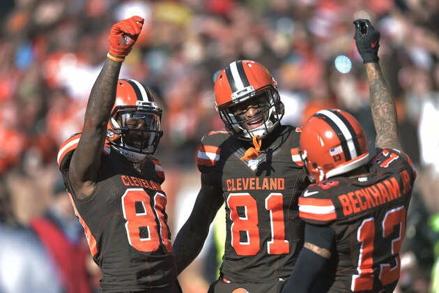 El receptor de los Browns de Cleveland Jarvis Landry celebra un touchdown con Odell Beckham Jr. y Rashard Higgins (81) en el juego ante los Dolphins de Miami del domingo 24 de noviembre del 2019. (AP Photo/David Richard)