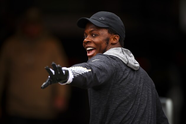 TAMPA, FLORIDA - NOVEMBER 17: Teddy Bridgewater #5 of the New Orleans Saints waves to fans before the game against the Tampa Bay Buccaneers on November 17, 2019 at Raymond James Stadium in Tampa, Florida. (Photo by Will Vragovic/Getty Images)