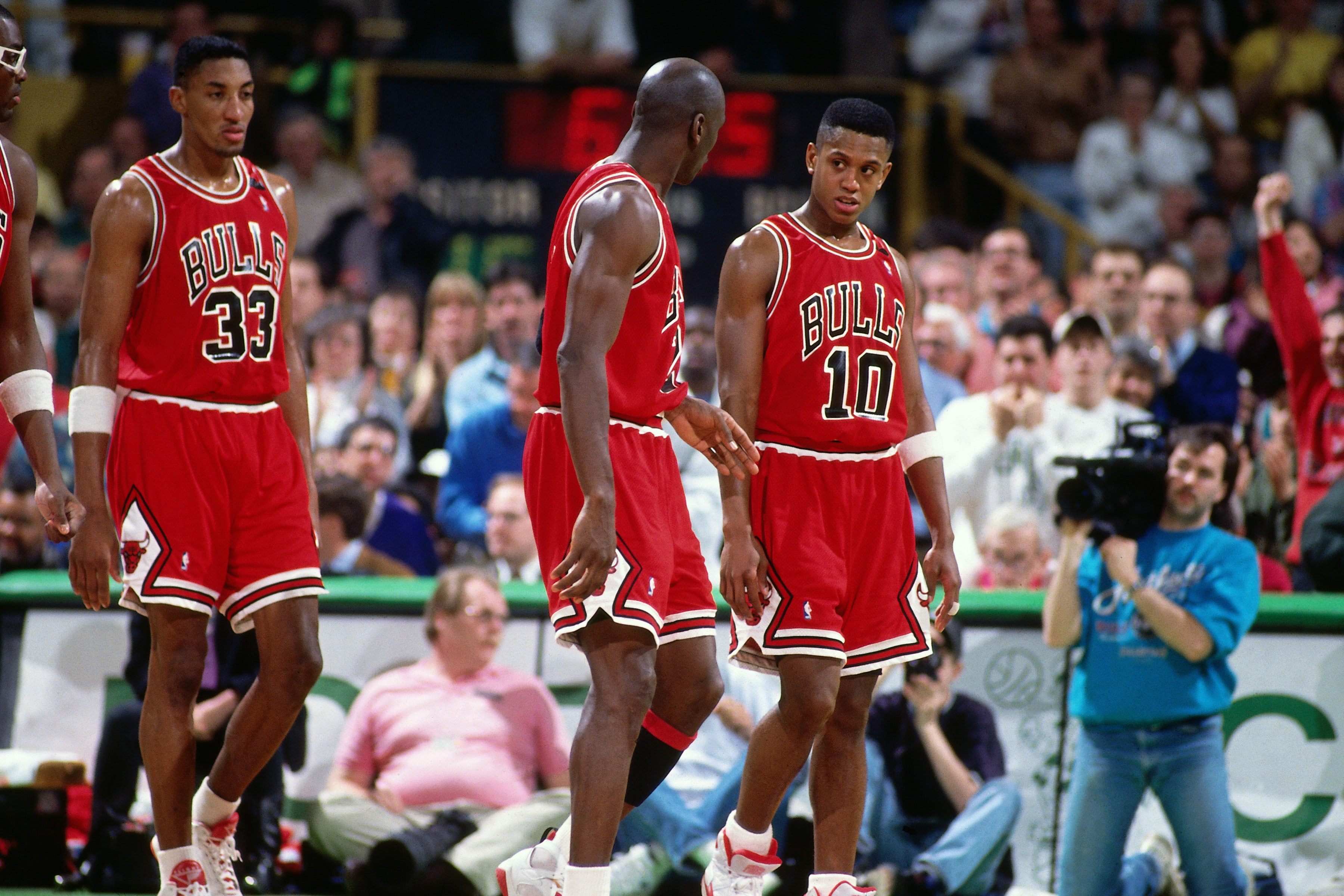 B.J. Armstrong: Michael Jordan Stopped Pregame Warm-Ups to Avoid
