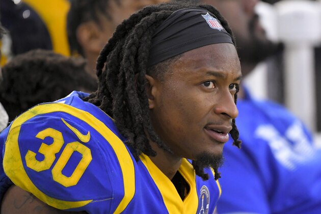 ARCHIVO - En imagen de archivo del 29 de diciembre de 2019, el running back Todd Gurley, de los Rams de Los Ángeles, descansa en la banca durante la segunda mitad del partido frente a los Cardinals de Arizona, en Los Ángeles. (AP Foto/Mark J. Terrill, archivo)