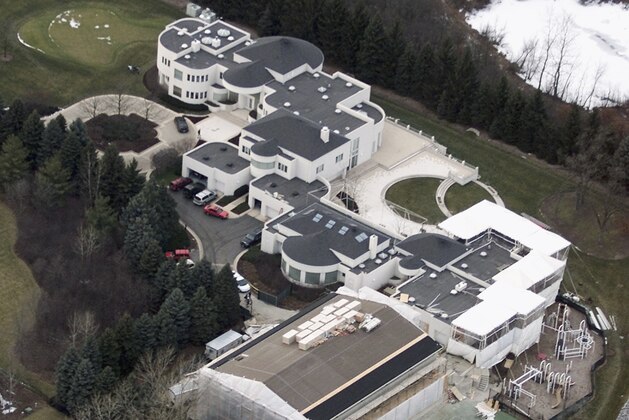 FILE - This Jan. 8, 2002 aerial file photo shows the home of former Chicago Bulls star Michael Jordan, in Highland Park, Ill. Jordan's 56,000-square foot home in suburban Chicago is up for auction. Concierge Auctions says the sale will take place Monday, Dec. 16, 2013. The company runs the sales of high-end real estate and features Jordan's Highland Park home north of Chicago on its website.  (AP Photo/Ted S. Warren, File)