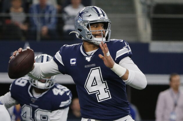 Dak Prescott, quarterback de los Cowboys de Dallas, lanza un pase en el primer cuarto del partido del domingo 15 de diciembre de 2019, ante los Rams de Los Ángeles (AP Foto/Michael Ainsworth)
