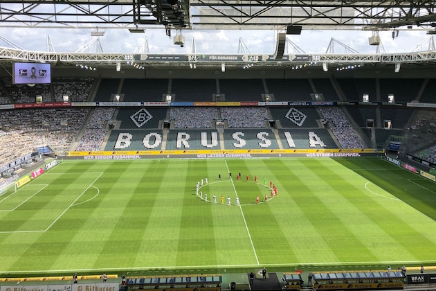 Leverkusen's and Moenchengladbach's players hold a minute of silence ahead the German first division Bundesliga football match Borussia Moenchengladbach v Bayer 04 Leverkusen on May 23, 2020 in Moenchengladbach, western Germany. (Photo by Carsten Lappe / POOL / AFP) / DFL REGULATIONS PROHIBIT ANY USE OF PHOTOGRAPHS AS IMAGE SEQUENCES AND/OR QUASI-VIDEO (Photo by CARSTEN LAPPE/POOL/AFP via Getty Images)