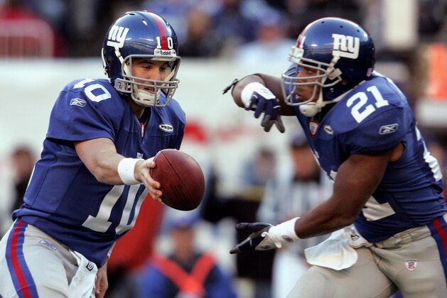 EAST RUTHERFORD, NJ - NOVEMBER 20:  Quarterback Eli Manning #10 of the New York Giants hands off the ball to teammate Tiki Barber #21 during the second quarter of the game against the Philadelpia Eagles at Giants Stadium November 20, 2005 in East Rutherford, New Jersey.  (Photo by Nick Laham/Getty Images)