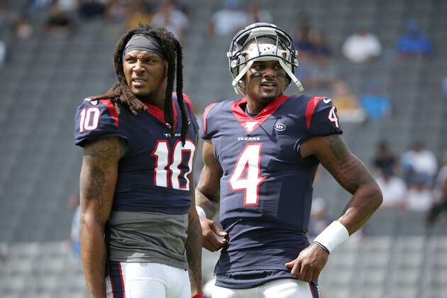 CARSON, CALIFORNIA - SEPTEMBER 22: DeAndre Hopkins #10 and Deshaun Watson #4 of the Houston Texans look on prior to the start of the game against the Los Angeles Chargers at Dignity Health Sports Park on September 22, 2019 in Carson, California. (Photo by Jeff Gross/Getty Images)