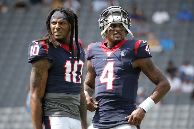CARSON, CALIFORNIA - SEPTEMBER 22: DeAndre Hopkins #10 and Deshaun Watson #4 of the Houston Texans look on prior to the start of the game against the Los Angeles Chargers at Dignity Health Sports Park on September 22, 2019 in Carson, California. (Photo by Jeff Gross/Getty Images)
