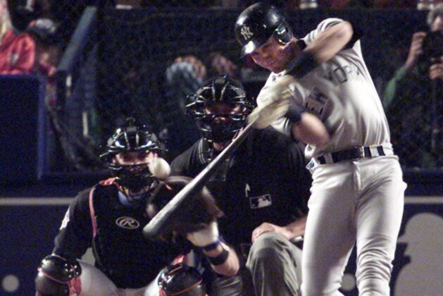 New York Yankee shortstop Derek Jeter hits a homerun on the opening pitch of game four of the World Series at Shea Stadium 25 October 2000 in Flushing. The Yankees lead the Mets in the best-of-seven series 2-1.  AFP PHOTO/Stan HONDA (Photo by STAN HONDA / AFP) (Photo by STAN HONDA/AFP via Getty Images)